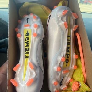 Soccer Cleats kids 4.5 fits ladies size 6 legend elite worn once